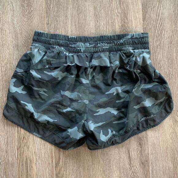 Athleta Green Camo Mesh Racer Run Shorts Size Small 4" Inseam Lined - Picture 6 of 6